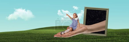 Foto de Collage de arte contemporáneo. Niña linda, niño sentado en la mano que aparece desde el marco del espacio y mirando en el campo verde. Infancia, diversión, fantasía, sueños, imaginación e inspiración. Diseño creativo - Imagen libre de derechos