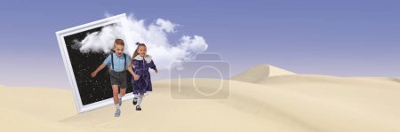 Foto de Collage de arte contemporáneo. Niños felices, niños y niñas corriendo hacia el desierto. Viajeros. Concepto de infancia, diversión, fantasía, sueños, imaginación e inspiración. Diseño creativo. - Imagen libre de derechos
