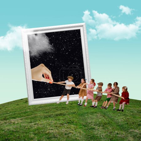 Téléchargez les photos : Collage d'art contemporain. Groupe d'enfants tirant la corde avec la main sur le cadre spatial. Amusant. Concept d'enfance, de plaisir, de fantaisie, de rêves, d'imagination et d'inspiration. Design créatif. - en image libre de droit