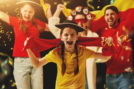 Téléchargez les photos : Groupe de jeunes émotionnels et les adolescents qui encouragent l'équipe allemande de football pendant le championnat. Succès du jeu gagnant. Concept de sport, temps libre, émotions, passe-temps et divertissement - en image libre de droit