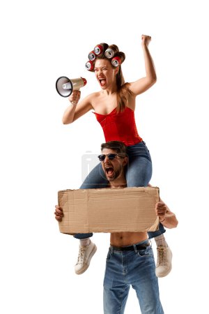 Foto de Joven hombre y mujer gritando emocionalmente en megáfono con carteles de cartón aislados sobre fondo blanco. Concepto de derechos humanos, libertad e igualdad, cuestiones políticas - Imagen libre de derechos