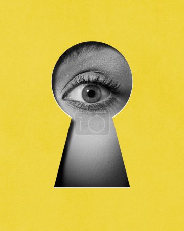 Versteckte Geheimnisse. Das weibliche Auge blickt aufmerksam ins Schlüsselloch vor gelbem Hintergrund. Collage zeitgenössischer Kunst. Konzeptionelles Design. Konzept von Kreativität, abstrakter Kunst, Fantasie und Inspiration.