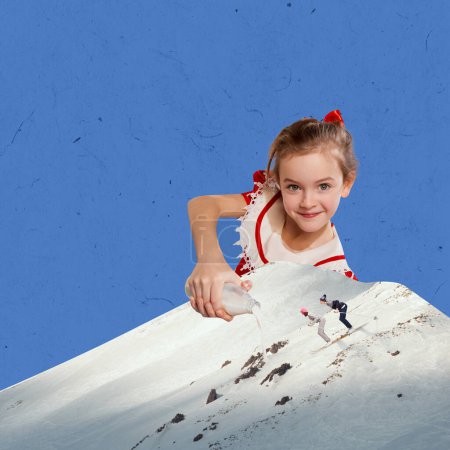 Téléchargez les photos : Jolie petite fille, enfant versant du lait sur des montagnes enneigées avec des touristes, homme et femme skiant sur la colline. Collage d'art contemporain. Surréalisme, voyage, imagination, enfance, concept de voyage - en image libre de droit
