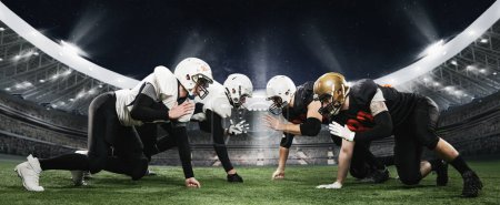 Foto de Inicio de la competencia. Jugadores de fútbol americano profesionales, hombres en uniforme de pie en posición en el estadio 3D al aire libre con linternas y soportes borrosos. Concepto de deporte, partido, acción, juego - Imagen libre de derechos