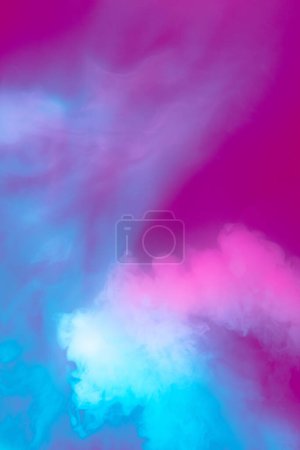 Téléchargez les photos : Bleu et rose. Fumée multicolore abstraite se répandant dans la lumière néon. Conception pour la publicité, gadgets fonds d'écran et milieux. Texture fumée. Combinaison de couleurs créatives - en image libre de droit