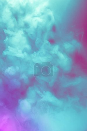 Foto de Diseño creativo multicolor para fondos de pantalla, fondo y publicidad. Humo rosa y azul esparciéndose en neón. Textura de humo. Diseño abstracto moderno. Combinación colorida - Imagen libre de derechos