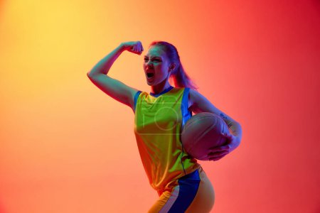Téléchargez les photos : La force. Athlète féminine motivationnelle, jeune fille, jeu de basket montrant la puissance, posant avec la balle sur fond de studio blanc. Concept de sport professionnel, passe-temps, mode de vie sain - en image libre de droit