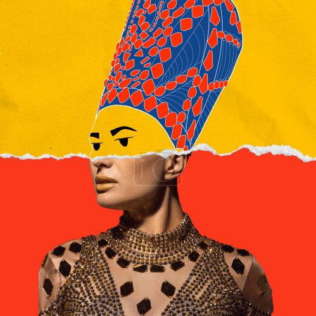 Foto de Collage de arte contemporáneo con garabatos. Mujer joven en imagen de Nefertiti en performance de arte con elementos dibujados. Hermosa modelo femenina como la famosa reina de Egipto. Comparación del concepto de eras. - Imagen libre de derechos