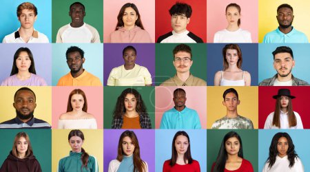 Téléchargez les photos : Collage de portraits de différentes personnes de sexe, d'âge, de race et de nationalité différents regardant la caméra avec un visage sérieux sur fond multicolore. Concept d'émotions, de droits de l'homme et d'égalité - en image libre de droit