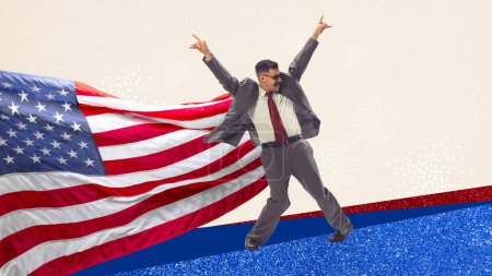 Foto de Emocional, feliz y emocionado hombre de negocios en ropa formal haciendo baile loco sobre la bandera americana, celebrando el día de la independencia. Arte contemporáneo. Concepto de cultura americana, historia, patriotismo, vacaciones - Imagen libre de derechos