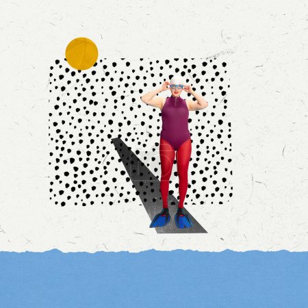 Foto de Mujer en traje de baño rojo y gorra de baño, con gafas, de pie sobre el agua abstracta, lista para nadar. collage de arte contemporáneo. Concepto de vacaciones, creatividad, imaginación, estilo retro, diversión. - Imagen libre de derechos