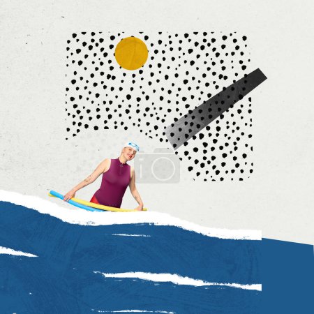 Téléchargez les photos : Jeune femme souriante nageant dans la mer abstraite. Vacances d'été, plaisir, plaisir. Collage d'art contemporain. Concept de vacances, créativité, imagination, style rétro, plaisir. Design créatif, affiche - en image libre de droit