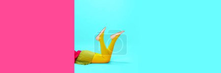 Foto de Patas femeninas en mallas amarillas sobre fondo vivo rosa y azul. Compras, ventas de temporada. Fotografía de arte pop. Concepto de arte, visión creativa, moda. Colores complementarios. Banner. Copiar espacio para anuncio - Imagen libre de derechos