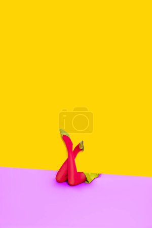 Jambes féminines en collants colorés sur fond jaune vif et rose. Mise en page verticale. Espace pour le texte. Style pop art. Concept d'art, vision créative, mode. Couleurs complémentaires. Espace de copie pour la publicité