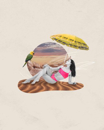 Téléchargez les photos : Jeune fille en maillot de bain coloré couché sur du sable chaud, plage près de l'océan et se levant reposant sur une île chaude. Détentes. L'art contemporain. Concept de vacances d'été, inspiration, voyage, vacances - en image libre de droit