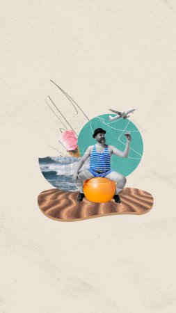 Téléchargez les photos : Homme souriant en maillot de bain rayé assis sur le ballon de fitness sur la plage et boire un cocktail. Des vacances tant attendues. L'art contemporain. Concept de vacances d'été, inspiration, voyage. Mise en page verticale - en image libre de droit