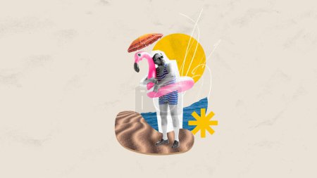 Foto de Hombre en traje de baño rayas de pie con círculo de natación en la playa caliente, descansando cerca del mar en el día soleado. collage de arte contemporáneo. Concepto de vacaciones de verano, inspiración, viajes, vacaciones, descanso - Imagen libre de derechos