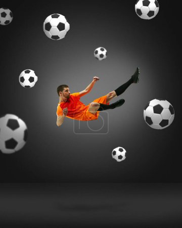 Foto de Collage de arte contemporáneo con un joven, futbolista profesional que usa ropa deportiva levitando balones de fútbol rodeados sobre fondo oscuro. Concepto de deporte, hobby, sueños, creatividad, actividad, anuncio - Imagen libre de derechos