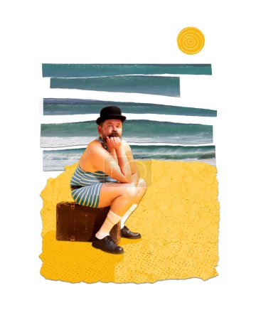 Téléchargez les photos : Homme en maillot de bain à rayures rétro assis sur une valise rétro sur la plage près de la mer. Vacances d'été. Collage d'art contemporain. Concept de voyage, tourisme, vacances, créativité, inspiration. Affiche. Publicité - en image libre de droit