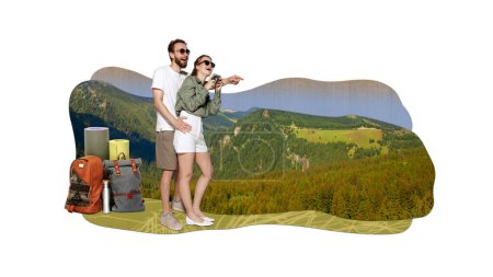Téléchargez les photos : Joyeux jeune couple, hommes et femmes voyageant ensemble, randonnées en montagne avec sac à dos. Vue imprenable sur la nature. Collage d'art contemporain. Voyager, tourisme, vacances, concept de créativité. Affiche. Publicité - en image libre de droit