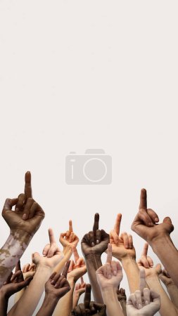 Foto de Libertad de expresión. Manos humanas de diversa edad, género y raza mostrando un gesto grosero sobre fondo blanco. Concepto de relación humana, comunidad, unidad, simbolismo, cultura, asuntos sociales - Imagen libre de derechos