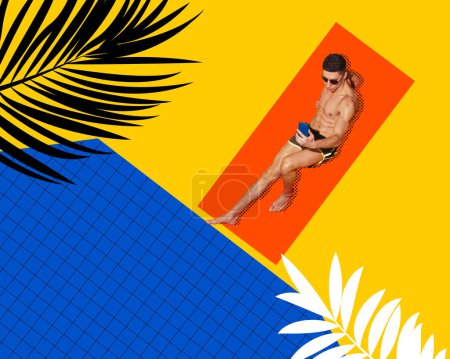 Téléchargez les photos : La vie en ligne. Un bel homme musclé portant un maillot de bain et des lunettes de soleil couché sur un transat et prenant selfie sur fond de piscine. Concept de voyage, vacances, réseaux sociaux, été, fête - en image libre de droit