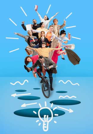 Foto de Grupo creativo. Equipo, empleados montando bicicleta juntos sobre fondo azul. Ideas, lluvia de ideas, imaginación. collage de arte contemporáneo. Negocios, oficina, desarrollo profesional, éxito y concepto de crecimiento - Imagen libre de derechos