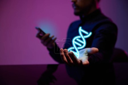 Téléchargez les photos : Scientifique, développeur tenant virtuel, holographique spirale ADN symbolisant les chercheurs modernes et innovants. Concept d'entreprise, technologies modernes, réseau, numérisation - en image libre de droit