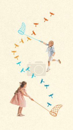 Foto de Niños pequeños juguetones, niño y niña jugando juntos al aire libre, atrapando libélula con red. collage de arte contemporáneo. Concepto de verano, infancia, imaginación, diversión, inspiración. Diseño vertical - Imagen libre de derechos