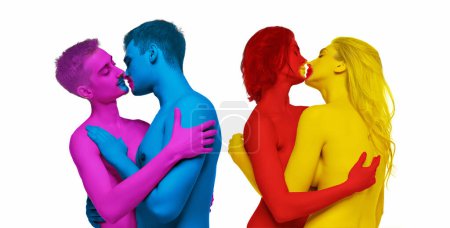 Téléchargez les photos : Portrait de quatre jeunes gens, couples de même sexe posant torse nu, embrassant sur fond blanc. Les supporters LGBTQIA. Concept de communauté lgbt, soutien, amour, droits de l'homme, mois de la fierté - en image libre de droit