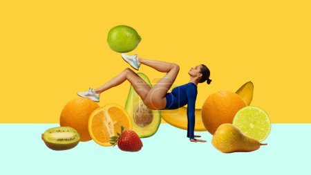 Foto de Chica deportiva entrenando sobre fondo amarillo brillante con kiwi, naranjas, fresas y aguacate. Alimentación saludable. collage de arte contemporáneo. Concepto de comida orgánica, creatividad. Diseño moderno - Imagen libre de derechos