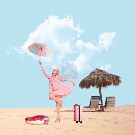 Foto de Chica joven bonita, feliz, sonriente en lindo vestido rosa de pie en la playa con la maleta. Vacaciones en isla. collage de arte contemporáneo. Diseño creativo. Concepto de viaje, creatividad, inspiración - Imagen libre de derechos