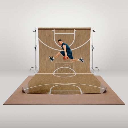 Téléchargez les photos : Image dynamique du joueur de basket professionnel en uniforme pendant le jeu, courir, sauter avec une balle au-dessus de l'arène sportive. Collage créatif. Concept de sport, action et mouvement, compétition, jeu - en image libre de droit