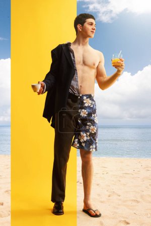 Téléchargez les photos : Femme d'affaires en tenue formelle et maillot de bain rêvant de vacances à la plage près de l'océan. Collage créatif. Concept d'affaires et de vacances, rêves et réalité, inspiration. Publicité - en image libre de droit