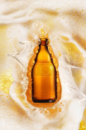Foto de Botella de deliciosa cerveza lager sumergiéndose en espuma de cerveza, salpicaduras. Imagen creativa para el anuncio. Concepto de bebida alcohólica, sabor, vacaciones, vacaciones, cervecería. Cartel, volante - Imagen libre de derechos