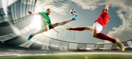 Foto de Vista inferior de dos jugadores de fútbol en movimientos durante el juego en el patio al aire libre 3D, arena en el día. Bola de patadas en salto. Concepto de deporte profesional, campeonato, juego, logro - Imagen libre de derechos