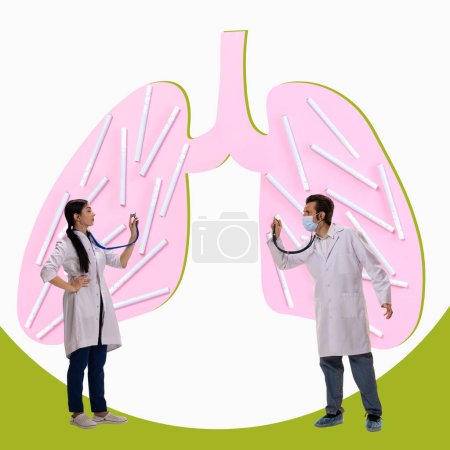 Foto de Dos médicos jóvenes escuchando pulmones humanos con estetoscopio. Dejar de fumar, seguir una dieta saludable. collage de arte contemporáneo. Concepto de alimentación saludable, dieta, cuidado de la salud, comida. Anuncio - Imagen libre de derechos