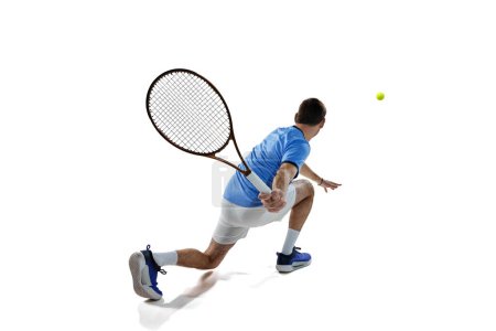 Meisterschaft. Tennisprofi in Bewegung während des Spiels, Matchball isoliert vor weißem Hintergrund. Konzept Sport, aktiver Lebensstil, Spiel, Hobby, Gesundheit, Dynamik, Werbung
