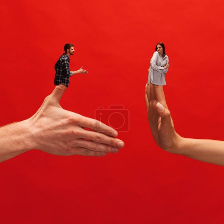 Foto de Collage creativo con las manos. Diversidad de emociones. Hombre dando la mano a mujer con la cara en desacuerdo. Mirada dudosa. Concepto de emociones, sentimientos, psicología, relación, comunicación, anuncio - Imagen libre de derechos