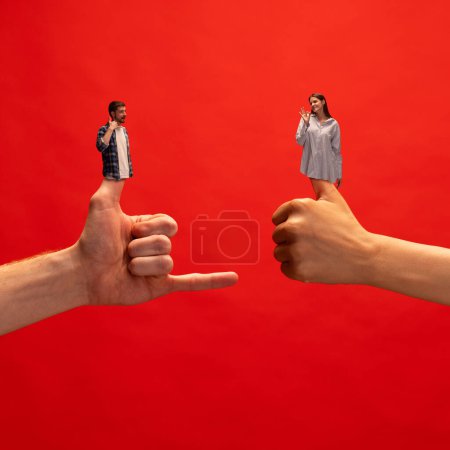 Foto de Collage creativo con las manos. Reunión. Hombre mostrando el gesto de llamar de nuevo a la mujer positiva. Inicio de la relación. Concepto de emociones, sentimientos, psicología, juventud, comunicación, anuncio - Imagen libre de derechos