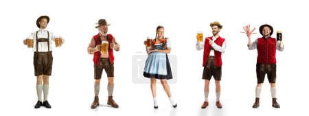 Téléchargez les photos : Collage composé de jeunes gens joyeux en costume bavarois traditionnel debout avec des tasses à bière isolées sur fond blanc. Concept d'Oktoberfest, traditions, alcool, goût, vacances, annonce - en image libre de droit