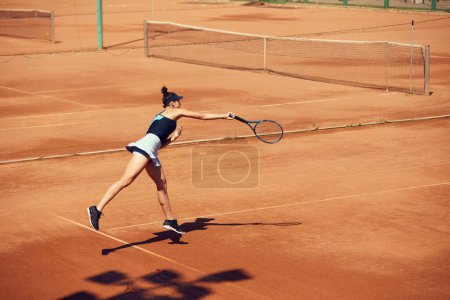 Téléchargez les photos : Image du joueur de tennis professionnel en mouvement, jeune femme pendant le match, entraînement au stade en plein air, court. La concurrence. Concept de sport, passe-temps, mode de vie actif, santé, force, publicité - en image libre de droit