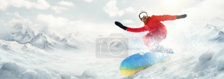 Foto de Joven, amante de las vacaciones activas y el estilo de vida, montando en snowboard alrededor de las montañas nevadas de fondo. Concepto de deporte de invierno, acción, movimiento, hobby, tiempo libre. Banner. Copiar espacio para anuncio - Imagen libre de derechos