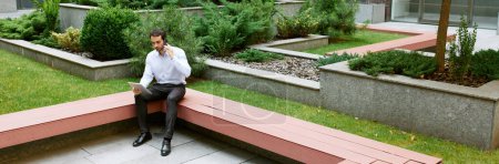 Foto de Un hombre de negocios serio, concentrado y ambicioso sentado al aire libre en la calle, trabajando remotamente, hablando por teléfono móvil. Vista superior. Concepto de negocio, desarrollo profesional, éxito, estilo de vida de oficina - Imagen libre de derechos