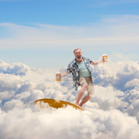 Téléchargez les photos : Homme âgé joyeux avec des tasses à bière surfant sur les nuages. Vacances d'été et plaisir. Collage d'art contemporain. Concept de rêves et de fantaisie, surréalisme, imagination, style de vie. - en image libre de droit