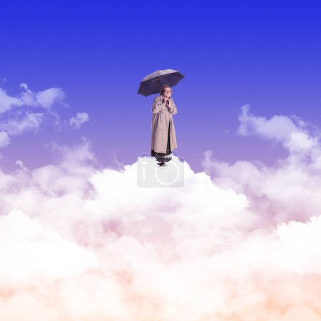 Téléchargez les photos : Femme âgée debout sur des nuages avec parapluie. Peurs cachées et chemin inconnu. Collage d'art contemporain. Concept de rêve et de fantaisie, surréalisme, imagination. Espace de copie pour la publicité - en image libre de droit