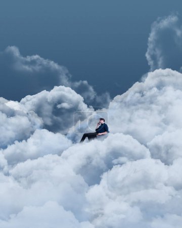 Photo pour Homme assis sur un fauteuil et réfléchissant sur un nuage, fond de ciel. Des sentiments intérieurs. Collage d'art contemporain. Concept de rêve et de fantaisie, surréalisme, imagination. Espace de copie pour la publicité - image libre de droit