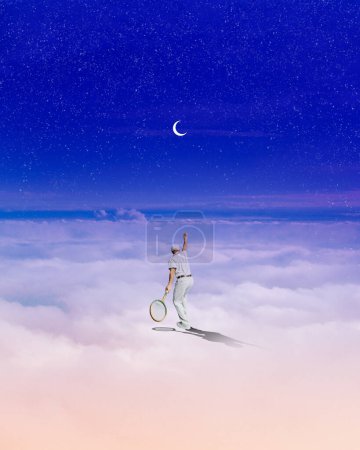 Foto de Hombre mayor jugando tenis en las nubes sobre el fondo del cielo con la luna. collage de arte contemporáneo. Concepto de sueños y fantasía, surrealismo, imaginación. Copiar espacio para anuncio - Imagen libre de derechos
