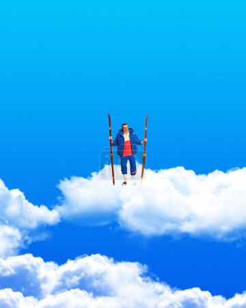 Téléchargez les photos : Homme debout sur des nuages avec des skis sur fond de ciel bleu. Sports d'hiver, vacances, mode de vie actif. Collage d'art contemporain. Concept de rêves, de fantaisie, de surréalisme, d'imagination. Espace de copie pour la publicité - en image libre de droit