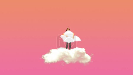 Téléchargez les photos : Joyeux, souriant jeune femme debout sur des nuages pelucheux sur fond de ciel rose. Collage d'art contemporain. Concept de rêve et de fantaisie, surréalisme, imagination. Espace de copie pour la publicité - en image libre de droit